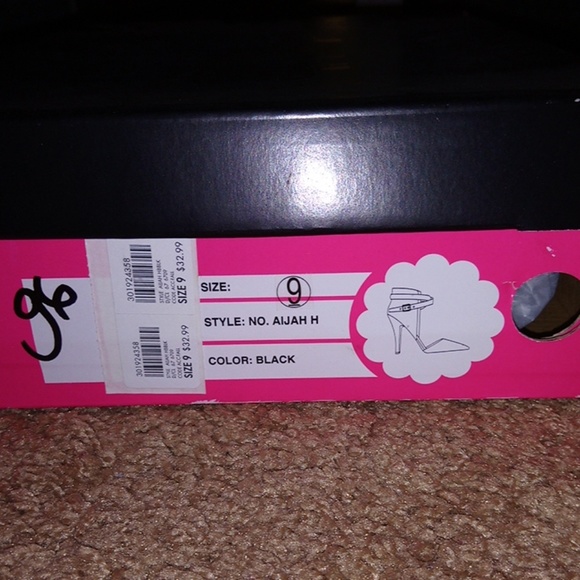 Heels - Picture 4 of 4